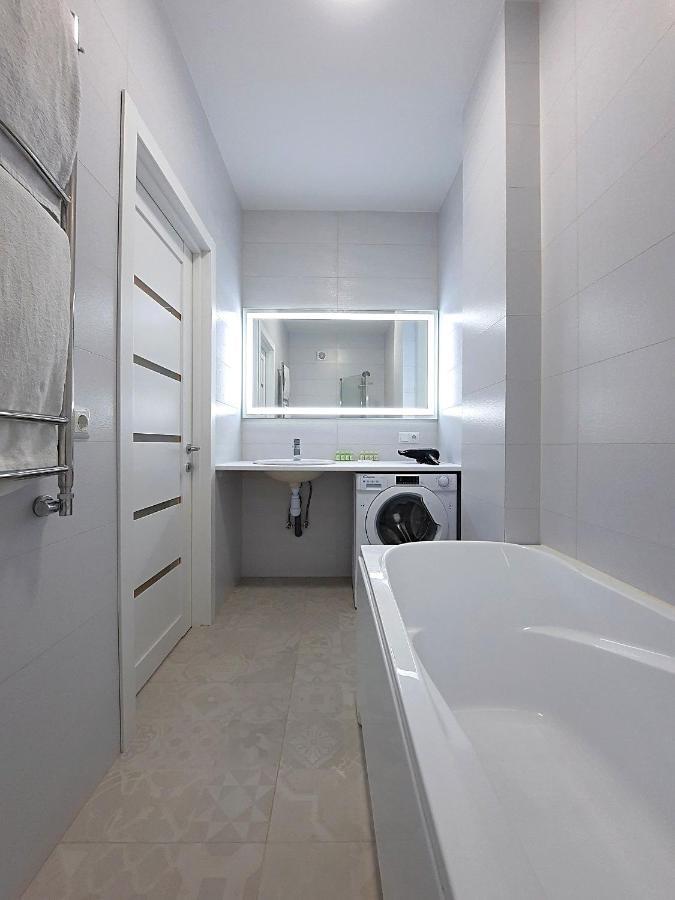 Apartment Alex Apartments: белосніжне ліжечко з безконтактним заселенням