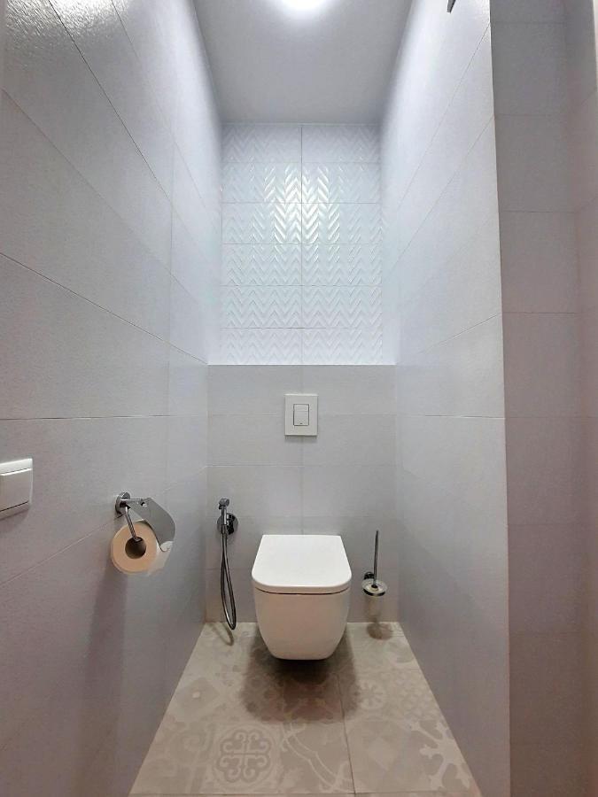 Alex Apartments: белосніжне ліжечко з безконтактним заселенням Apartment *