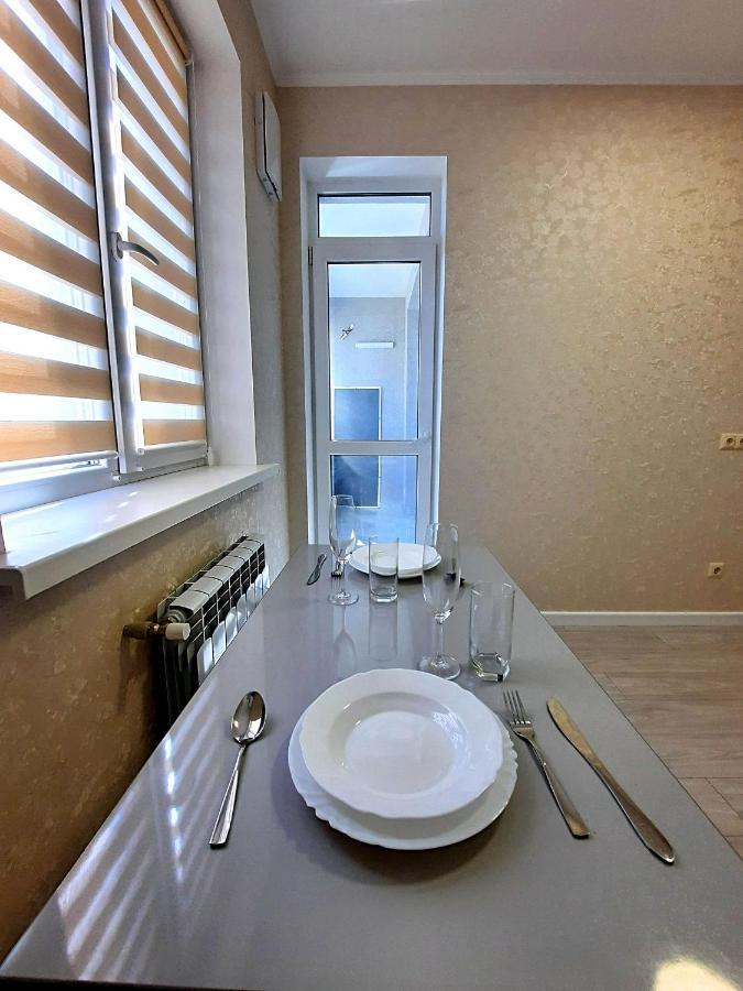 Apartment Alex Apartments: белосніжне ліжечко з безконтактним заселенням Shcherbani