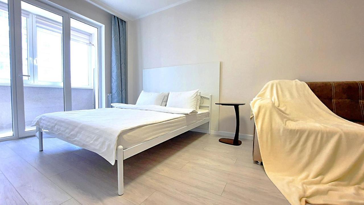Alex Apartments: белосніжне ліжечко з безконтактним заселенням