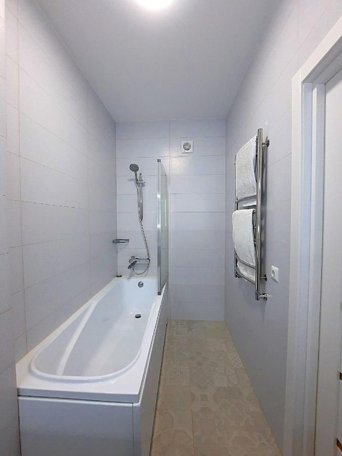 Apartment Alex Apartments: белосніжне ліжечко з безконтактним заселенням Shcherbani