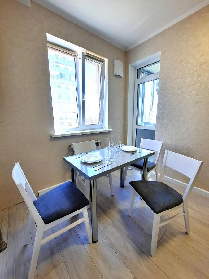 Apartment Alex Apartments: белосніжне ліжечко з безконтактним заселенням