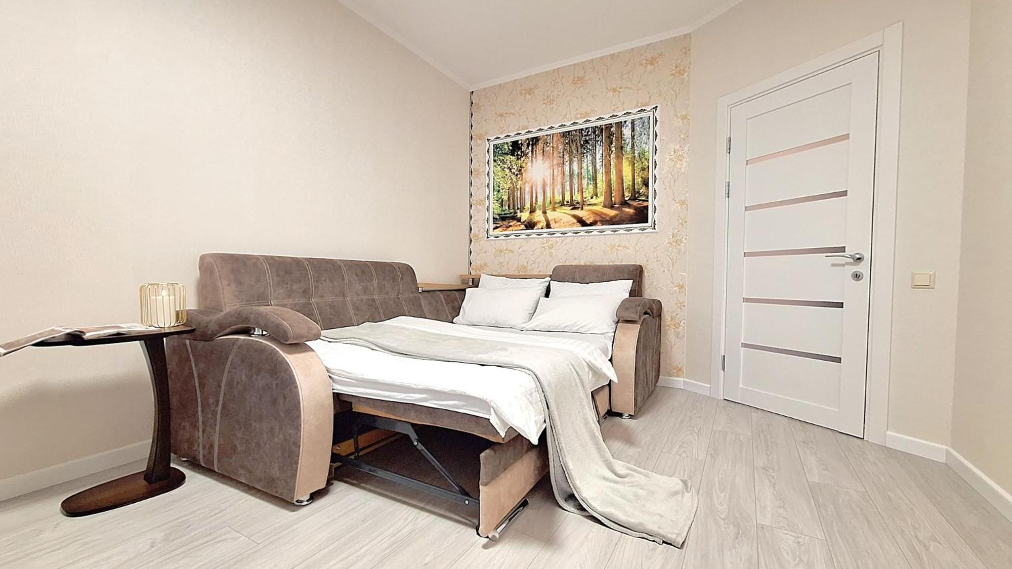 Apartment Alex Apartments: белосніжне ліжечко з безконтактним заселенням