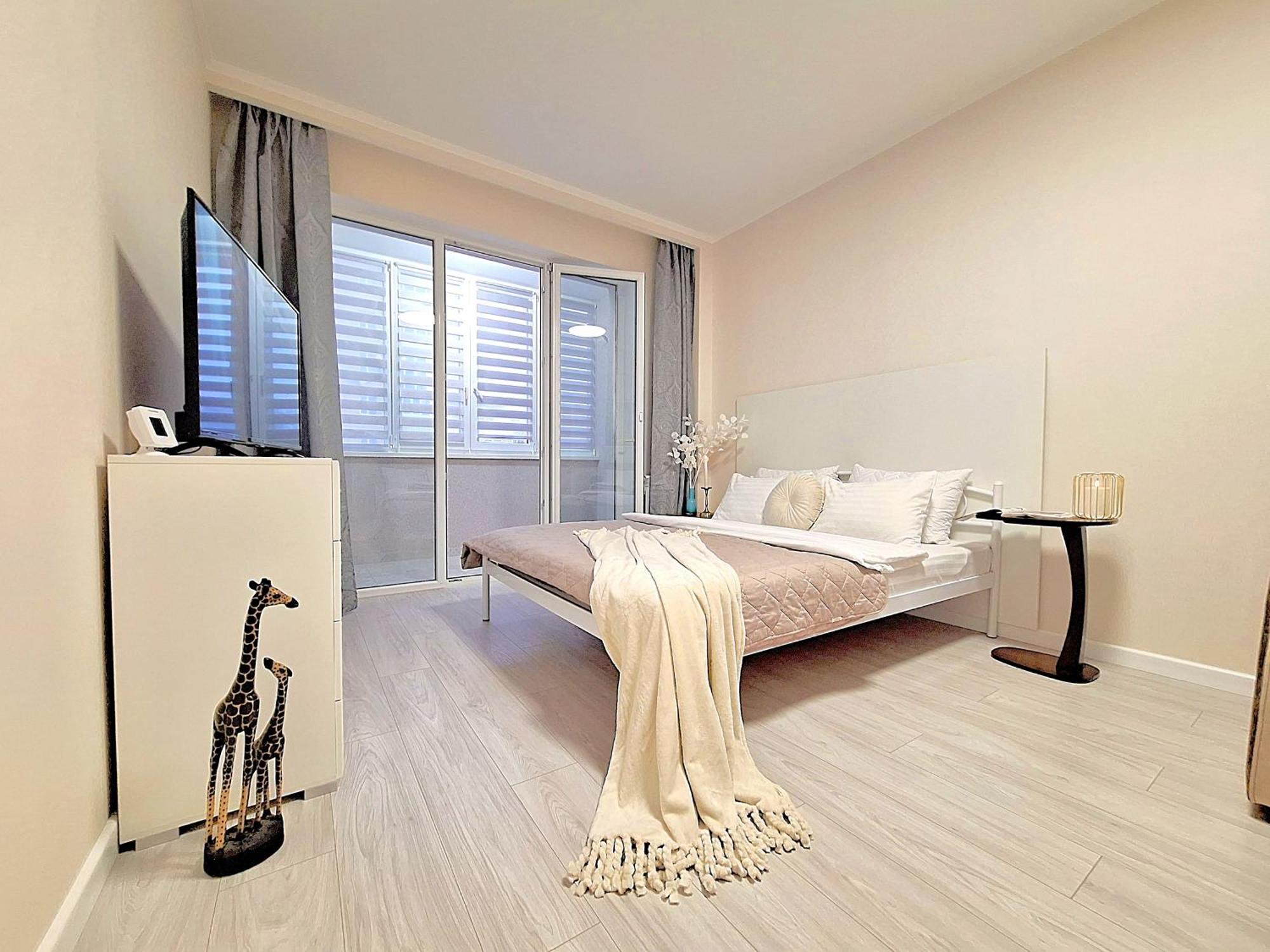 Alex Apartments: белосніжне ліжечко з безконтактним заселенням
