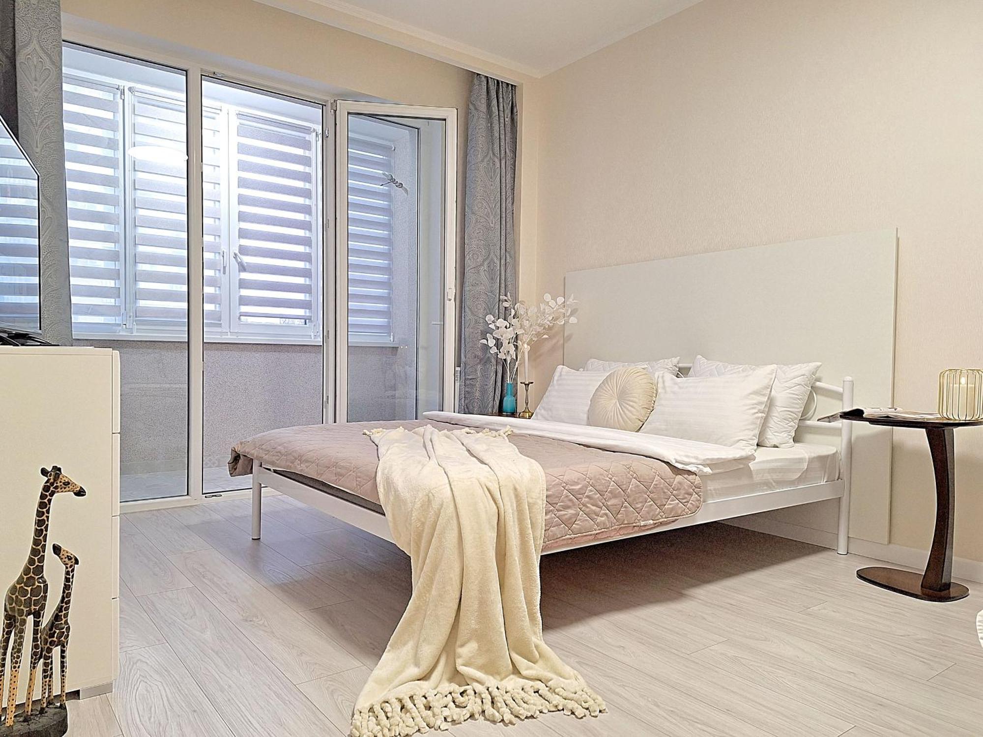 Alex Apartments: белосніжне ліжечко з безконтактним заселенням Shcherbani
