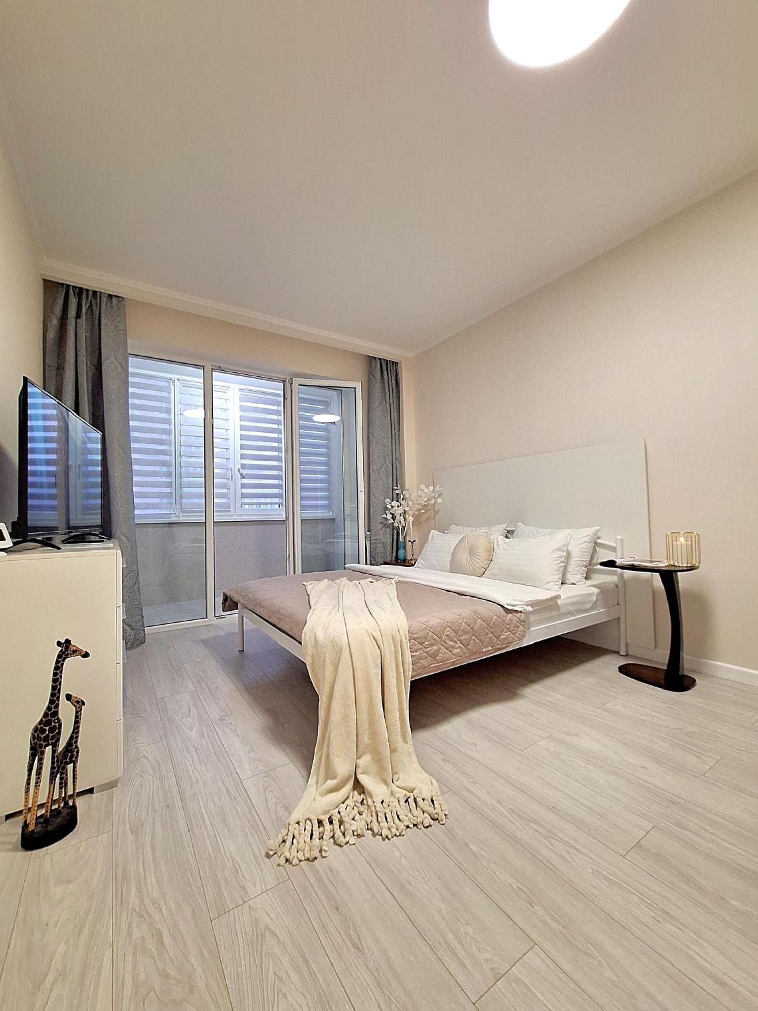 Apartment Alex Apartments: белосніжне ліжечко з безконтактним заселенням *