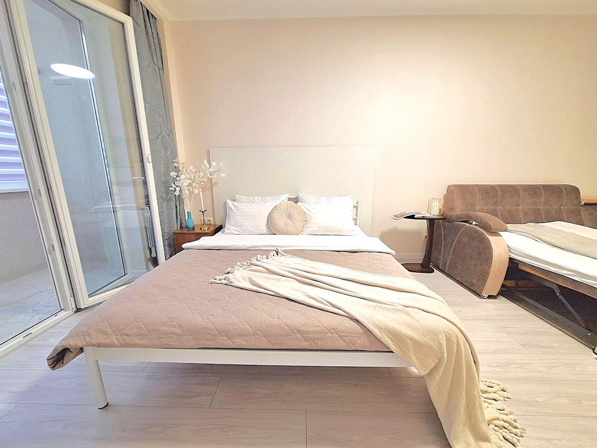 Alex Apartments: белосніжне ліжечко з безконтактним заселенням *