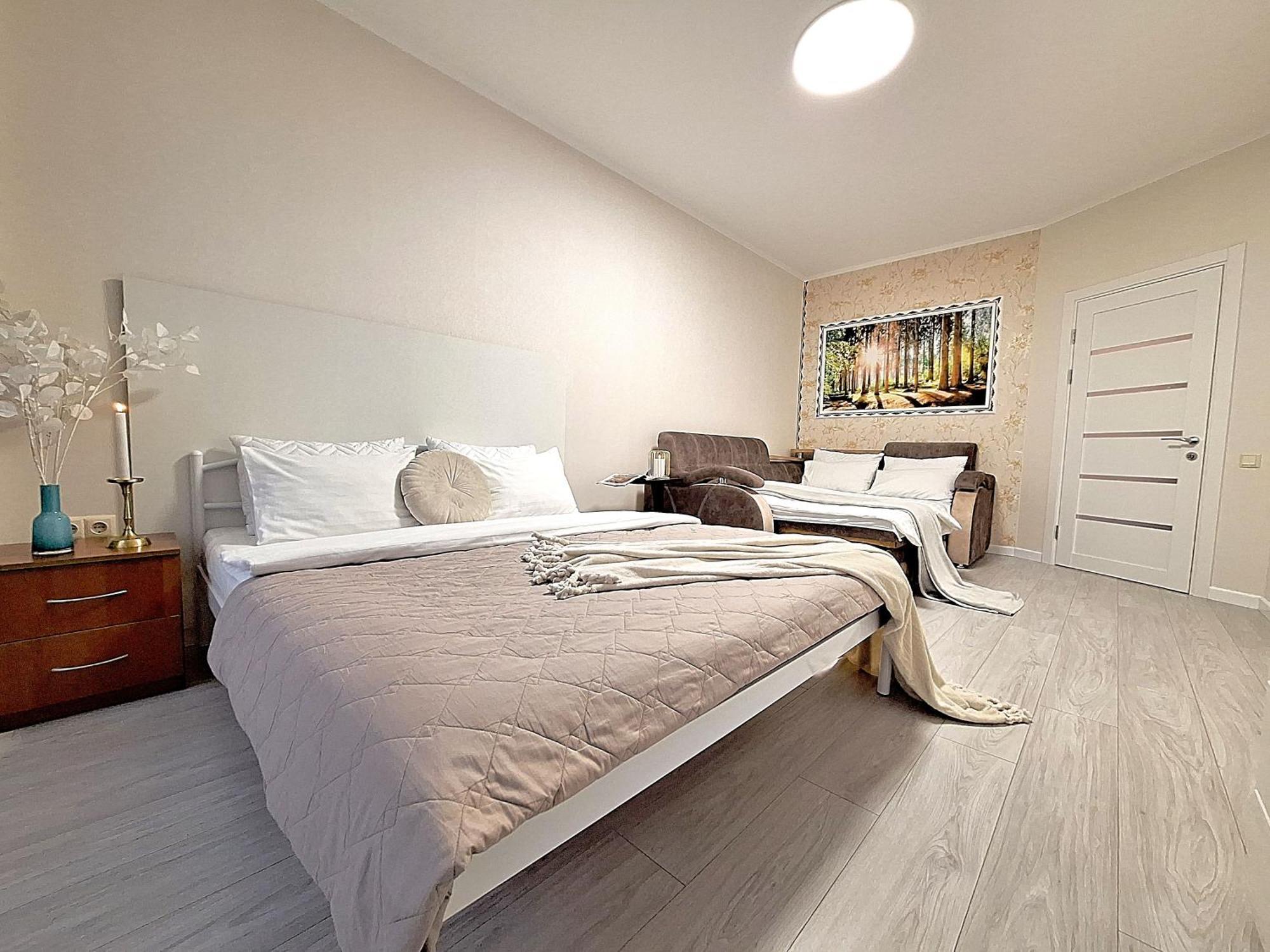 Apartment Alex Apartments: белосніжне ліжечко з безконтактним заселенням Shcherbani