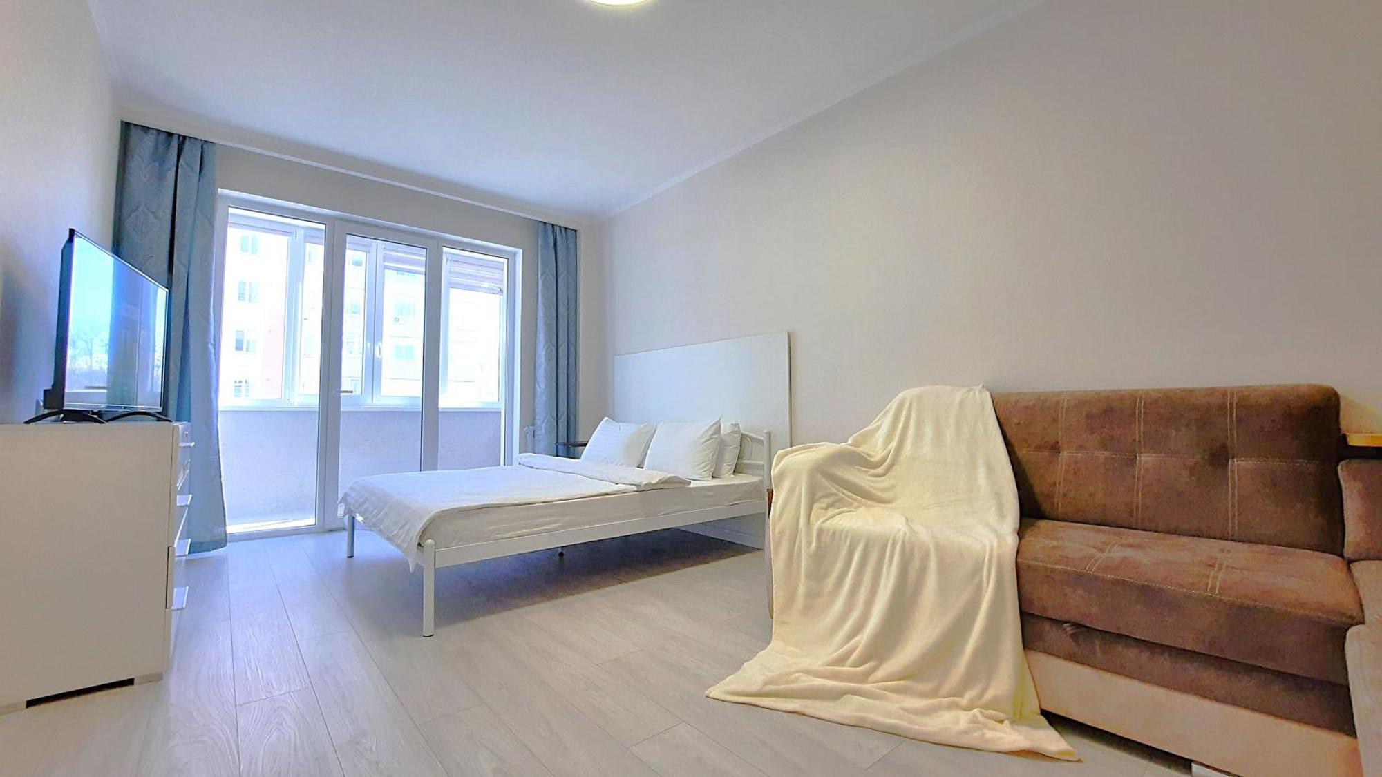 Apartment Alex Apartments: белосніжне ліжечко з безконтактним заселенням