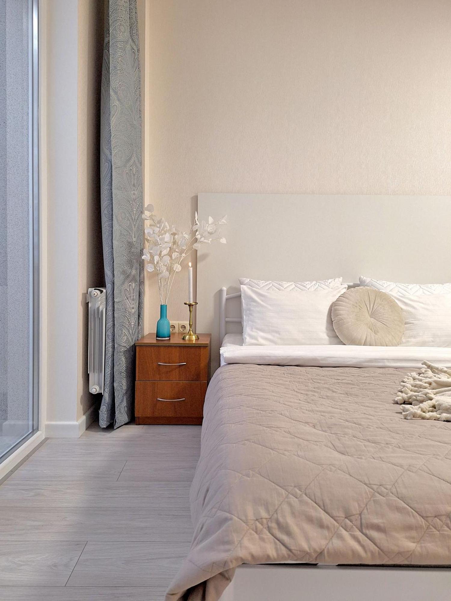 Alex Apartments: белосніжне ліжечко з безконтактним заселенням Apartment