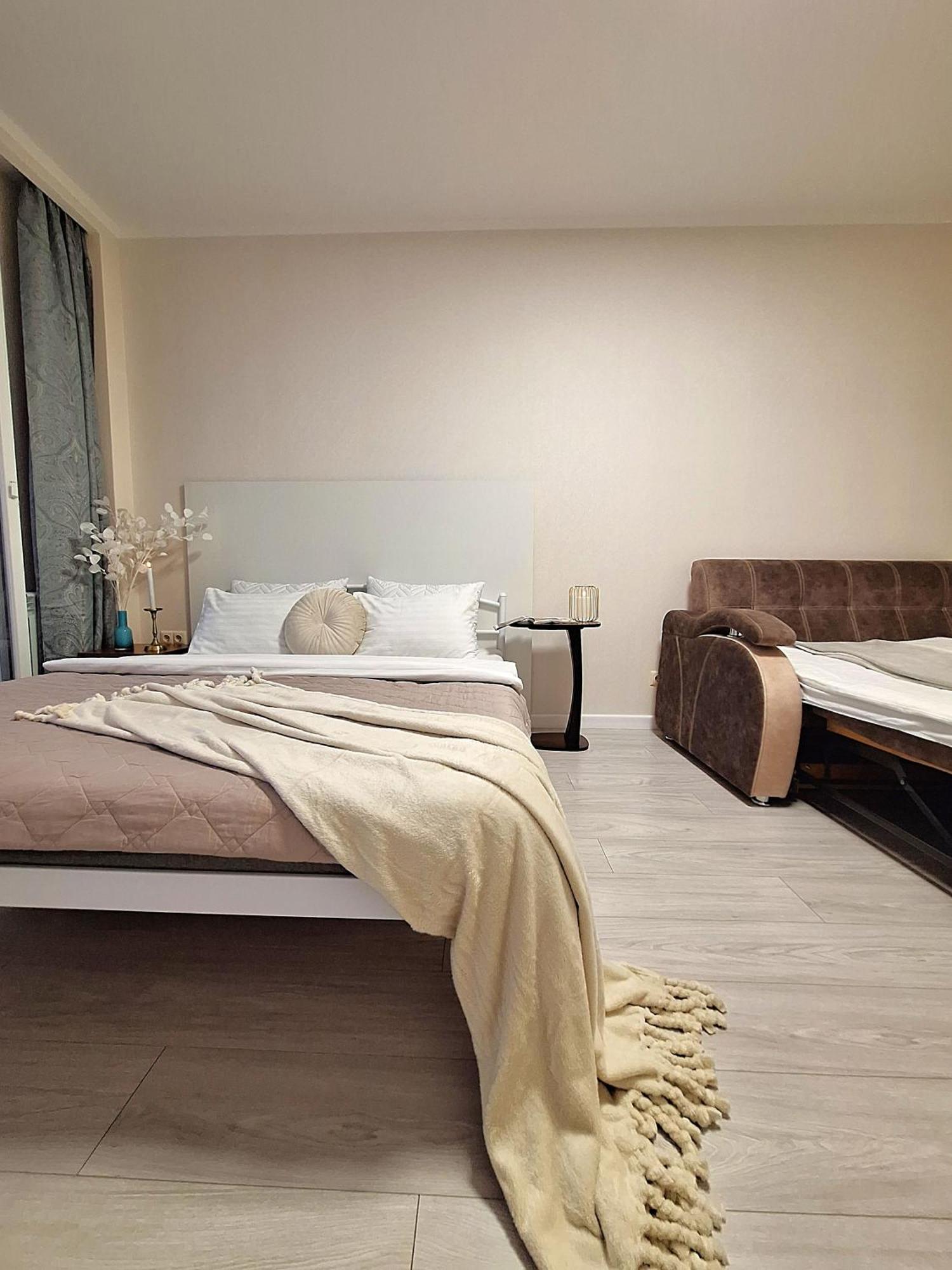 Alex Apartments: белосніжне ліжечко з безконтактним заселенням *