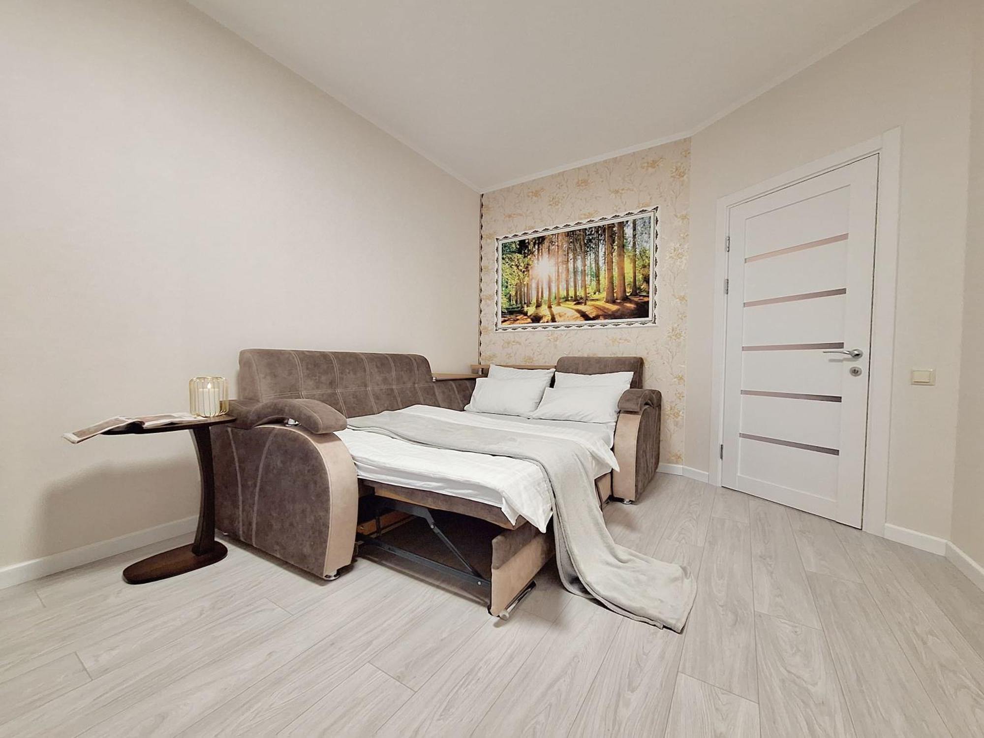 Apartment Alex Apartments: белосніжне ліжечко з безконтактним заселенням Shcherbani