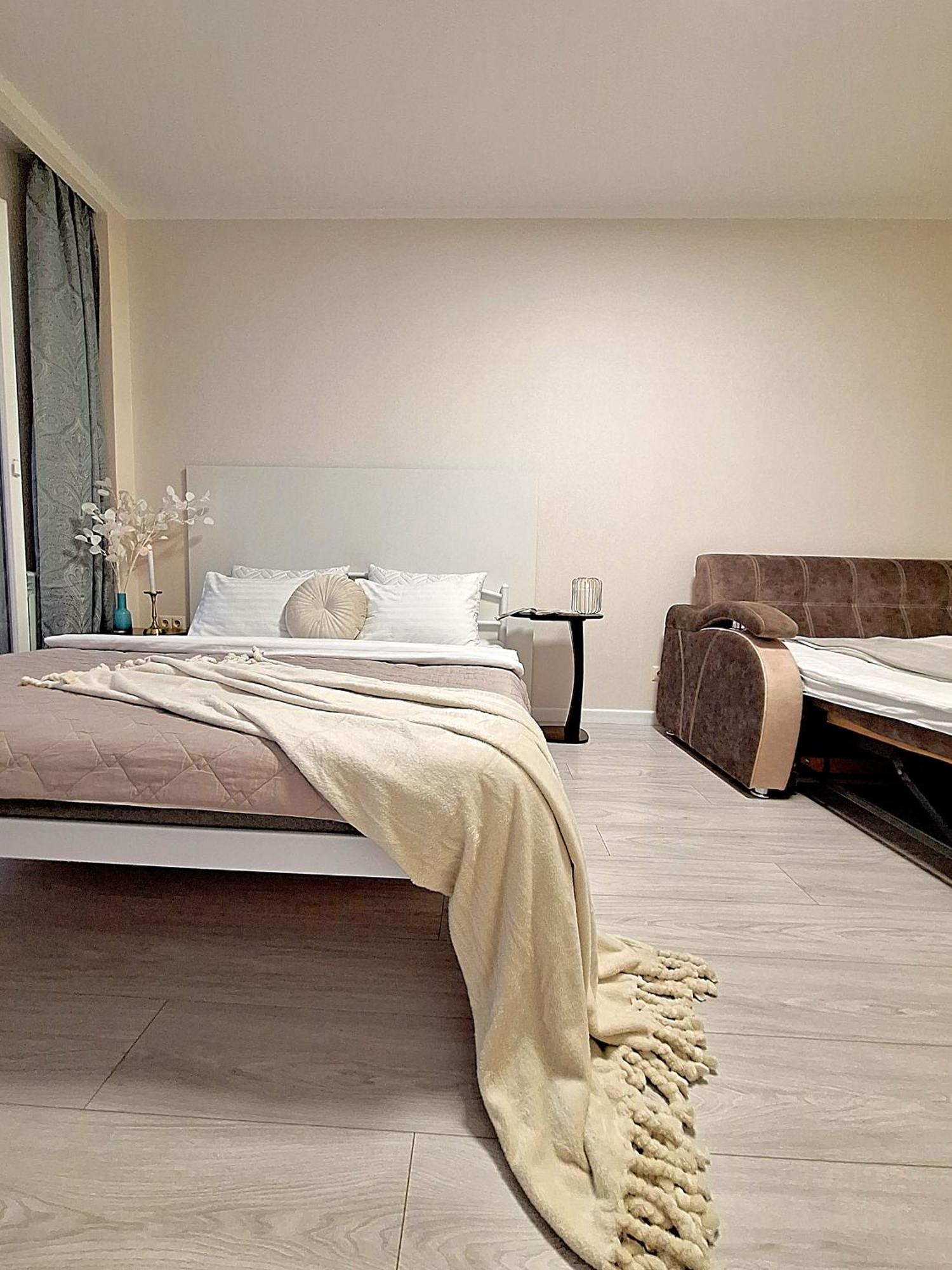Alex Apartments: белосніжне ліжечко з безконтактним заселенням