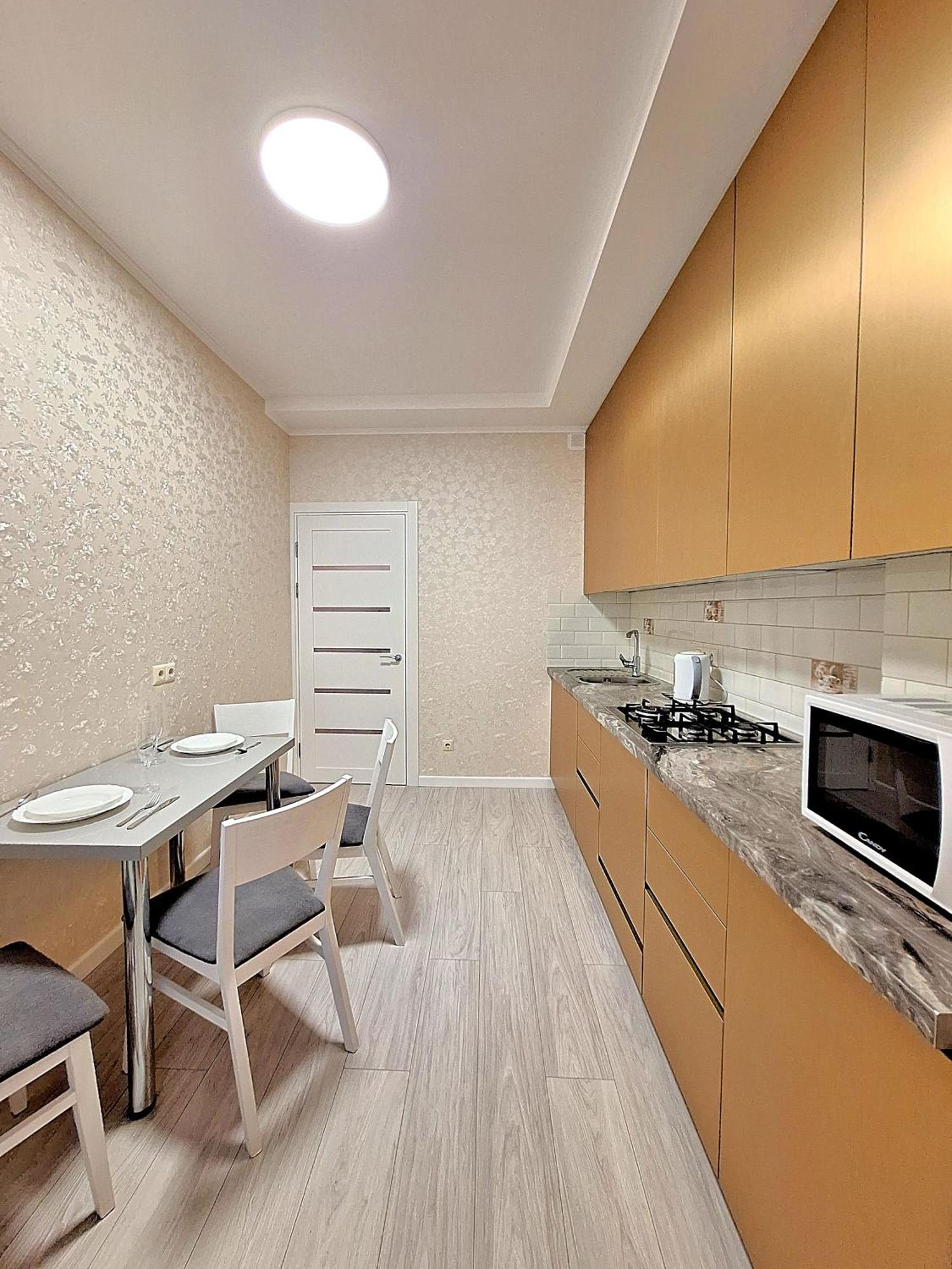 Alex Apartments: белосніжне ліжечко з безконтактним заселенням * Shcherbani