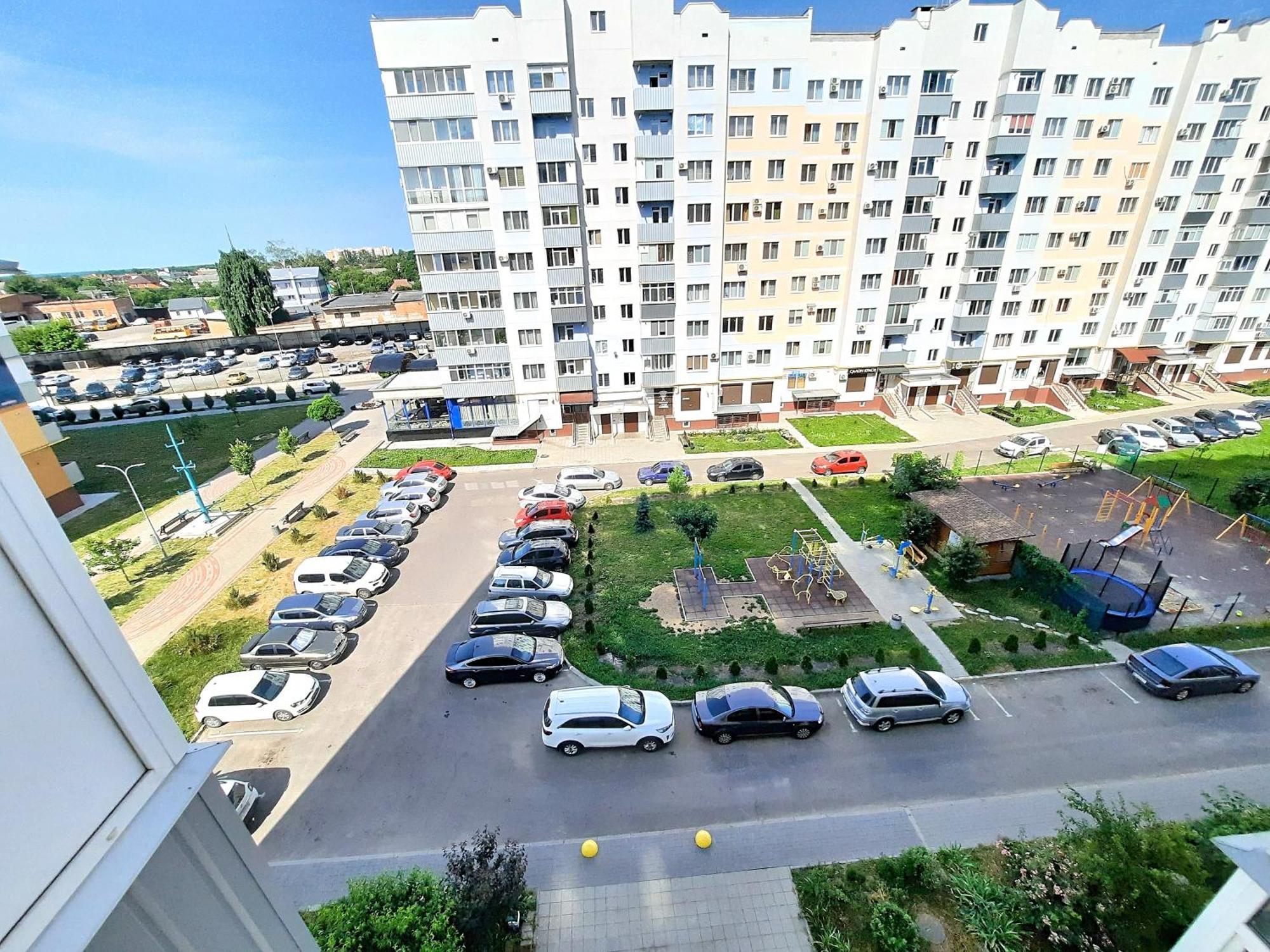 Alex Apartments: белосніжне ліжечко з безконтактним заселенням